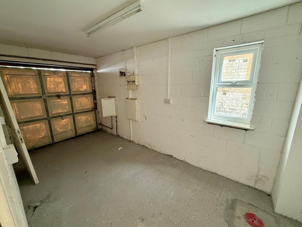 Lot: 157 - TERRACE OF VACANT TOWN HOUSES - 8 Prospect Avenue garage